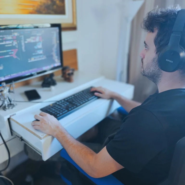 Lucas Souza programming in front of a computer